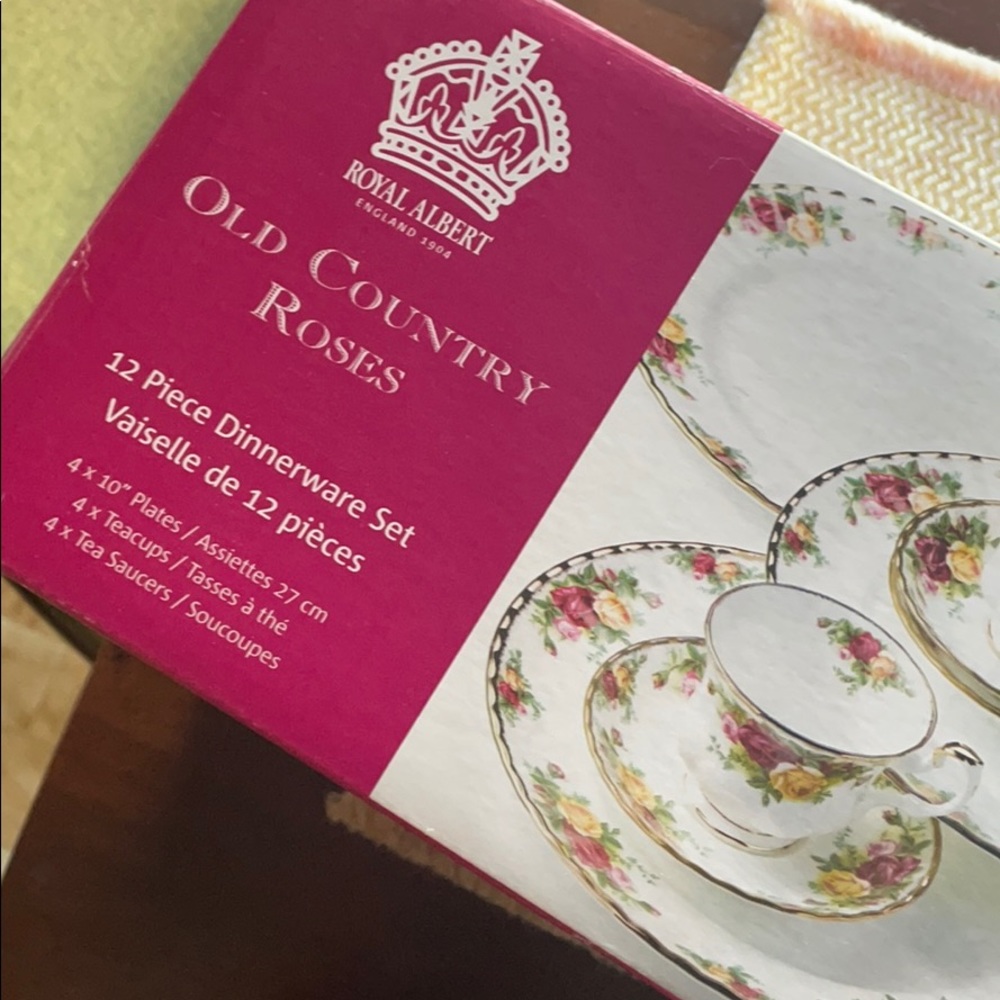 Royal Albert Old Country Roses 12 Piece Dinner Set